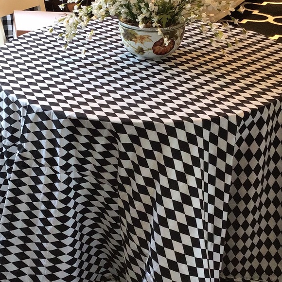 Frontgate Other - ❤️GRANDIN ROAD BLACK & WHITE 98” ROUND TABLECLOTH